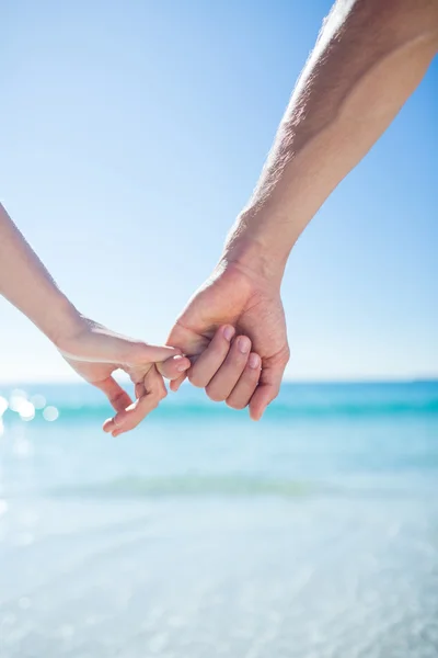 Pareja caminando de la mano — Foto de Stock