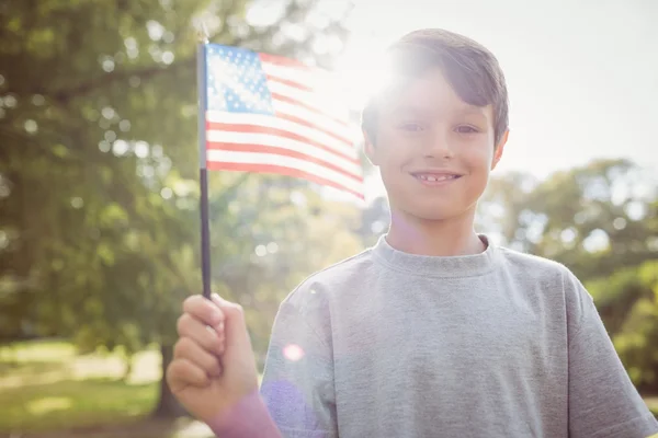 Μικρό αγόρι αμερικανική σημαία κυματίζει — Φωτογραφία Αρχείου