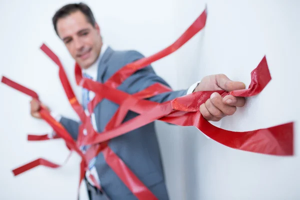 Geschäftsmann in der Bürokratie gefangen — Stockfoto