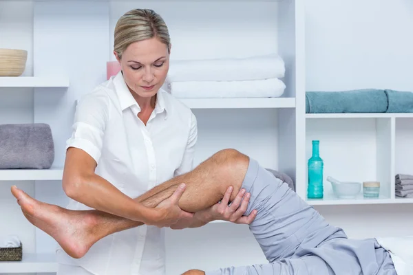 Hombre teniendo masaje en la pierna — Foto de Stock