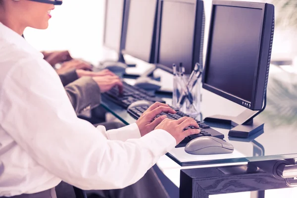 Pessoas de negócios usando computadores — Fotografia de Stock