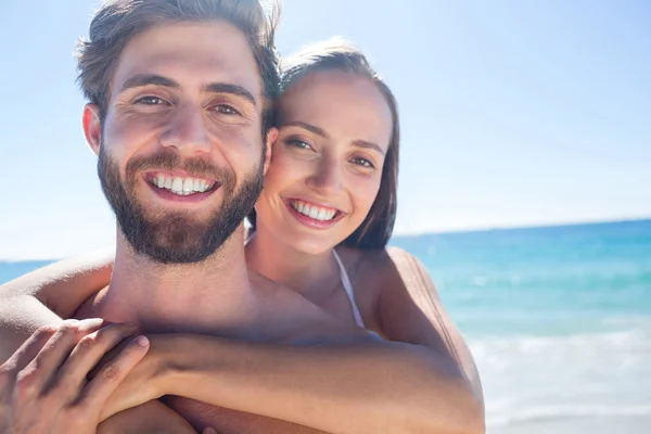 Casal feliz abraçando e olhando para a câmera — Fotografia de Stock