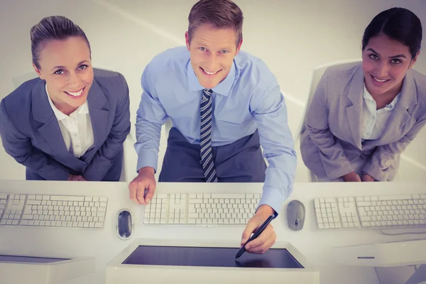 Empresario mostrando su pantalla al equipo —  Fotos de Stock