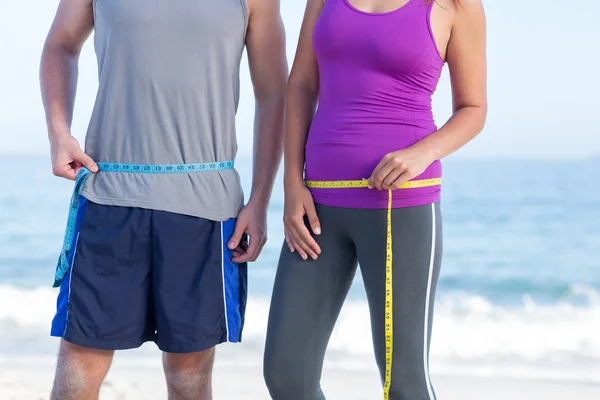 Couple measuring their waist — Stock Photo, Image