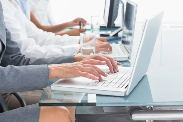 Gente de negocios usando laptop — Foto de Stock