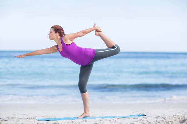 Brunette doet yoga op oefening mat — Stockfoto