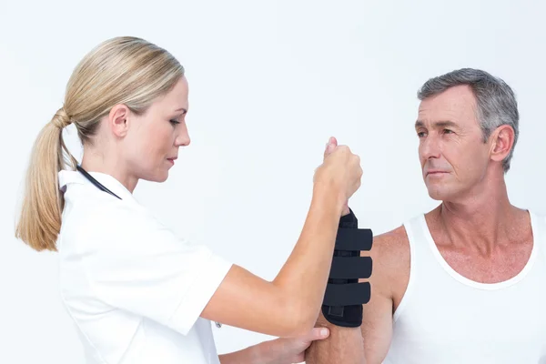 Medico esaminando un polso uomo — Foto Stock