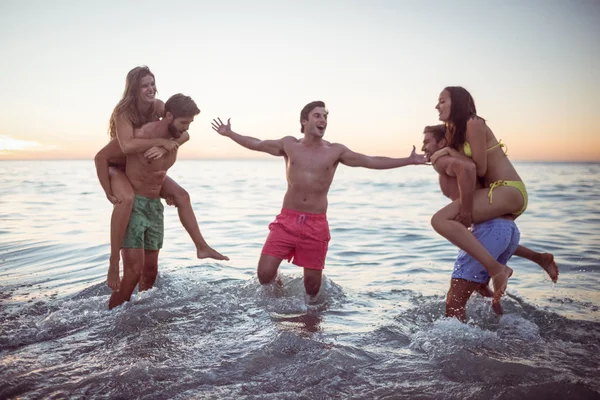 Des amis heureux s'amusent dans l'eau — Photo