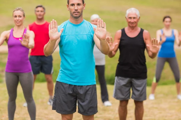 Gruppo atletico mostrando le mani — Foto Stock