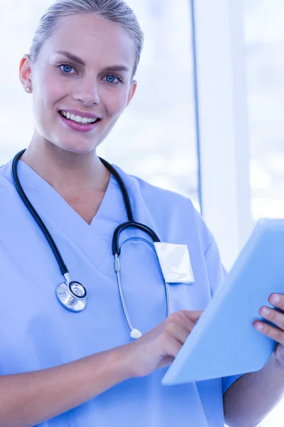 Verpleegster met behulp van haar tablet-pc — Stockfoto