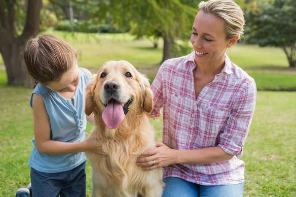 Madre y su hija con su perro en el parque — Foto de Stock