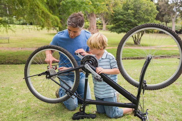Baba ve oğlu bir bisiklet tamir — Stok fotoğraf