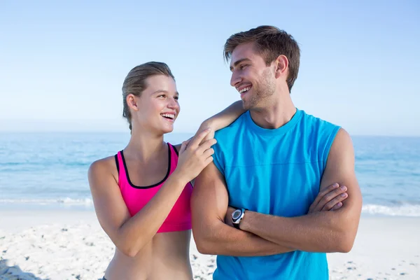 Pareja feliz sonriéndose el uno al otro — Foto de Stock