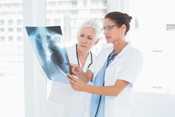 Female doctors examining x-ray — Stock Photo, Image