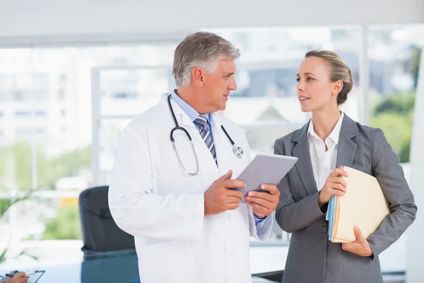 Médico confiante e mulher de negócios bonita discutindo — Fotografia de Stock