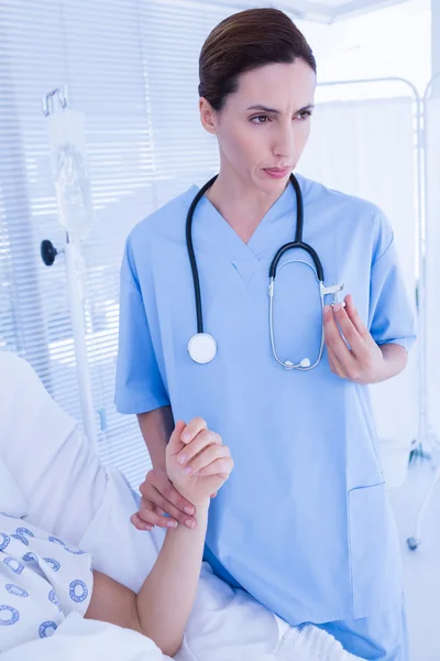 Doctor checking her patients heartbeat — Stock Photo, Image