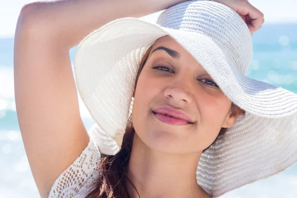 Bella bruna indossa il cappello da sole e guardando la fotocamera — Foto Stock