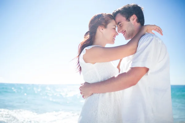 Happy couple hugging and smiling at each other — Stock Photo, Image