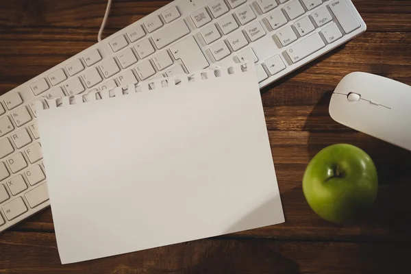 Blatt Papier auf Tastatur — Stockfoto