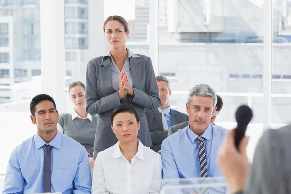 Affärskvinna frågar fråga under mötet — Stockfoto