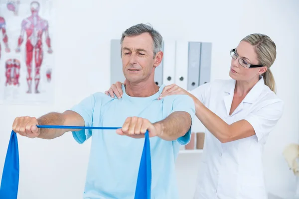 Doctor examining her patient back — Stock Photo, Image