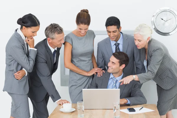 Zakenmensen die laptop gebruiken — Stockfoto