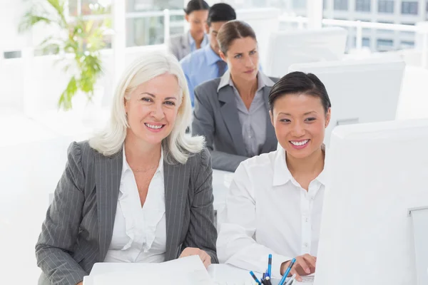 Equipo de trabajo sonriente usando computadora —  Fotos de Stock