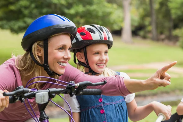 Mãe e sua filha em sua bicicleta — Fotografia de Stock