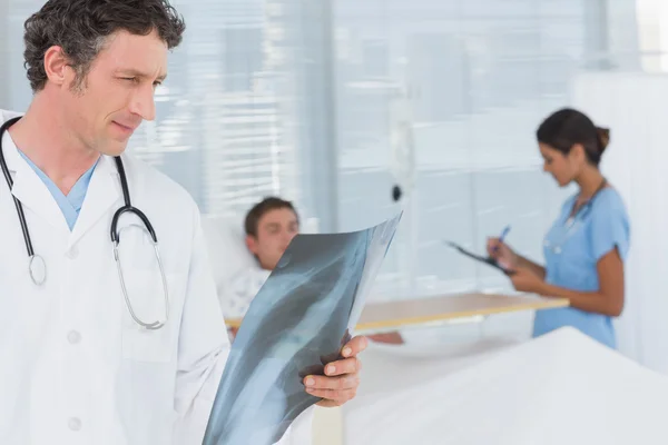 Médico revisando pacientes radiografía —  Fotos de Stock