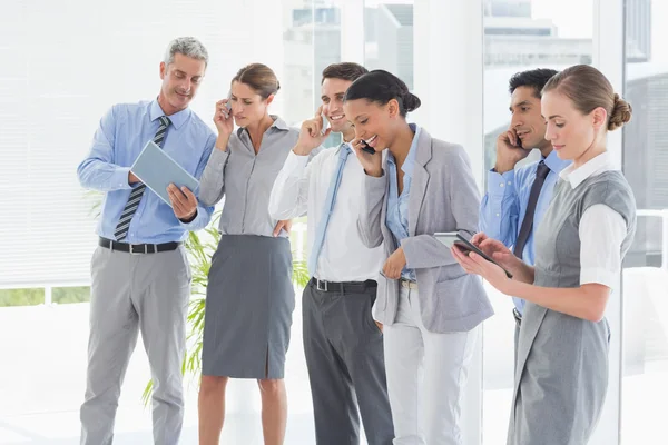 Gente de negocios usando su teléfono — Foto de Stock