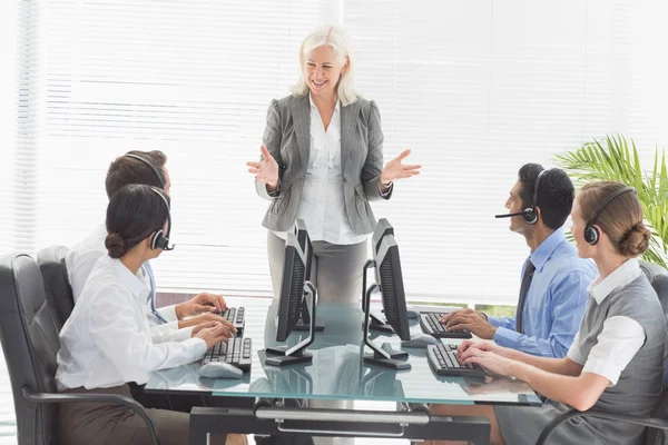 Glimlachende mensen uit het bedrijfsleven samen spreken — Stockfoto