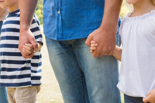 Família segurando as mãos — Fotografia de Stock