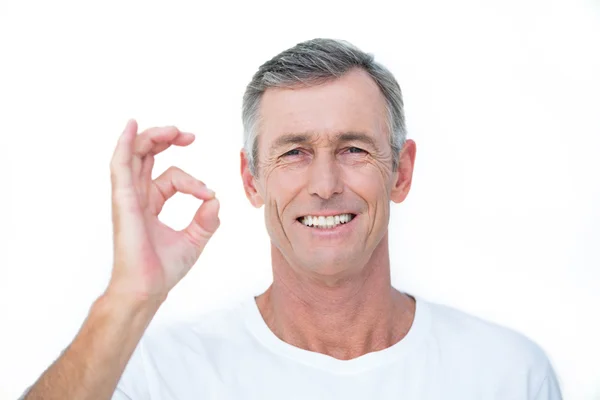 Lächelnder Patient blickt in die Kamera und gestikuliert — Stockfoto