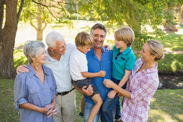 Família feliz no parque — Fotografia de Stock