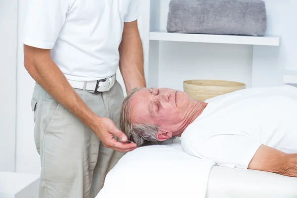 Hombre recibiendo masaje en el cuello — Foto de Stock