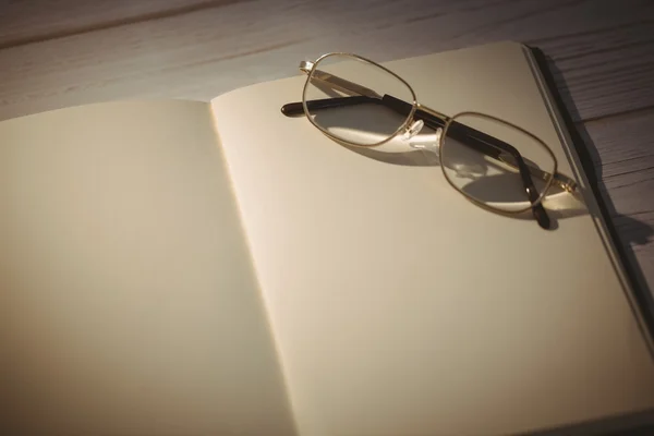 Bloc de notas vacío con gafas de lectura — Foto de Stock