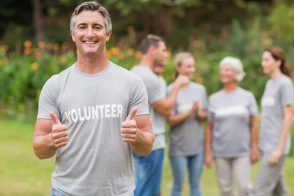 Happy volontär med tummen upp — Stockfoto