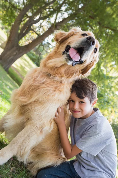 Parkta onun köpek olan küçük çocuk — Stok fotoğraf