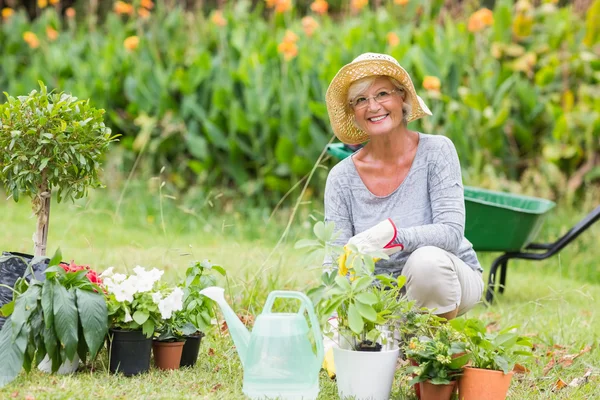 Felice nonna giardinaggio — Foto Stock