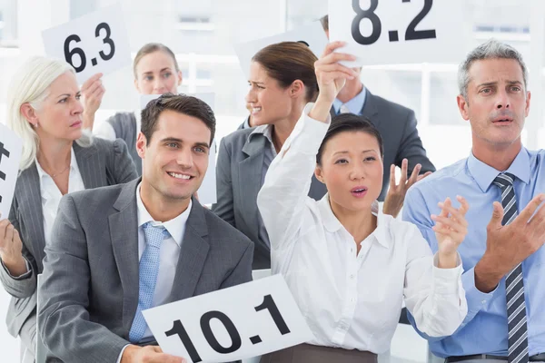 Panel de entrevistas con tarjetas de puntuación en la oficina — Foto de Stock