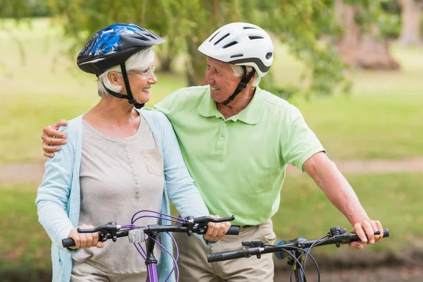 Счастливая старшая пара на велосипеде — стоковое фото
