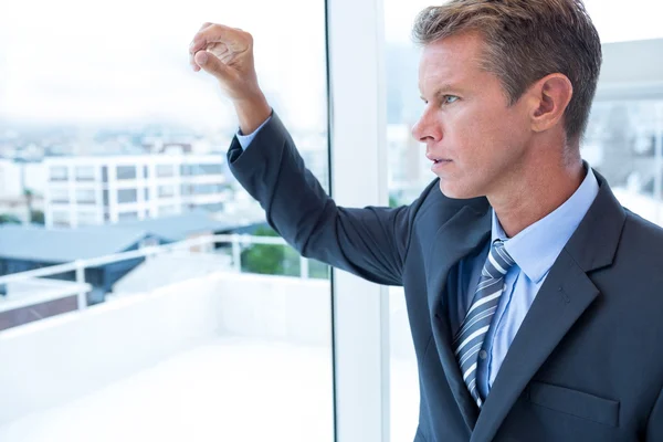 Homme d'affaires regardant par la fenêtre — Photo