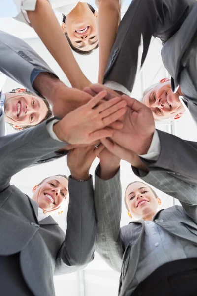 Equipo de negocios de pie manos juntas — Foto de Stock