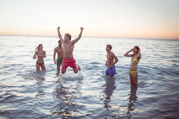 Glückliche Freunde, die Spaß im Wasser haben — Stockfoto