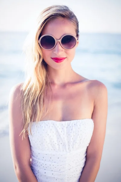 Schöne blonde Frau am Strand — Stockfoto