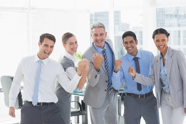 Gente de negocios animando en la oficina — Foto de Stock