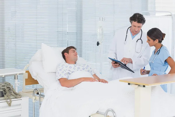 Läkare som tar hand om patienten — Stockfoto