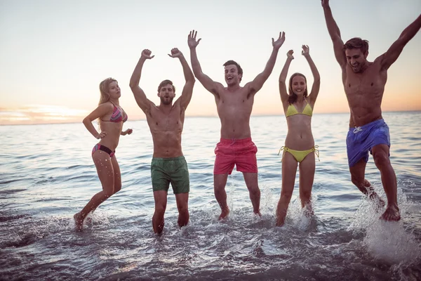 Des amis heureux s'amusent dans l'eau — Photo