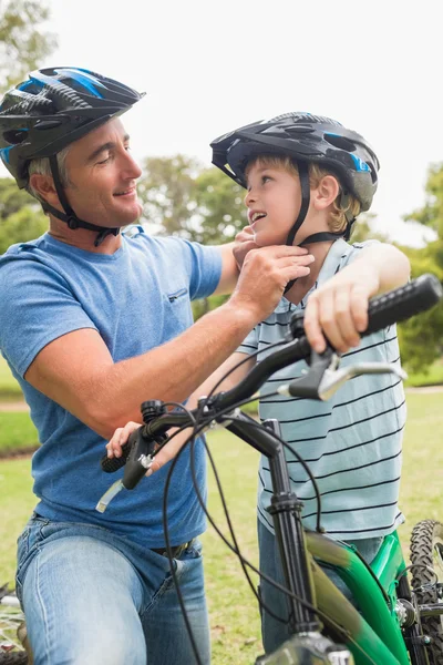 Padre in bicicletta con suo figlio — Foto Stock