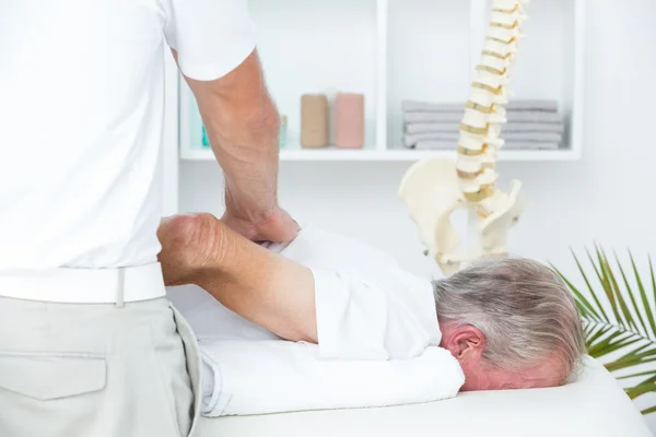 Fisioterapeuta fazendo massagem no ombro para seu paciente — Fotografia de Stock